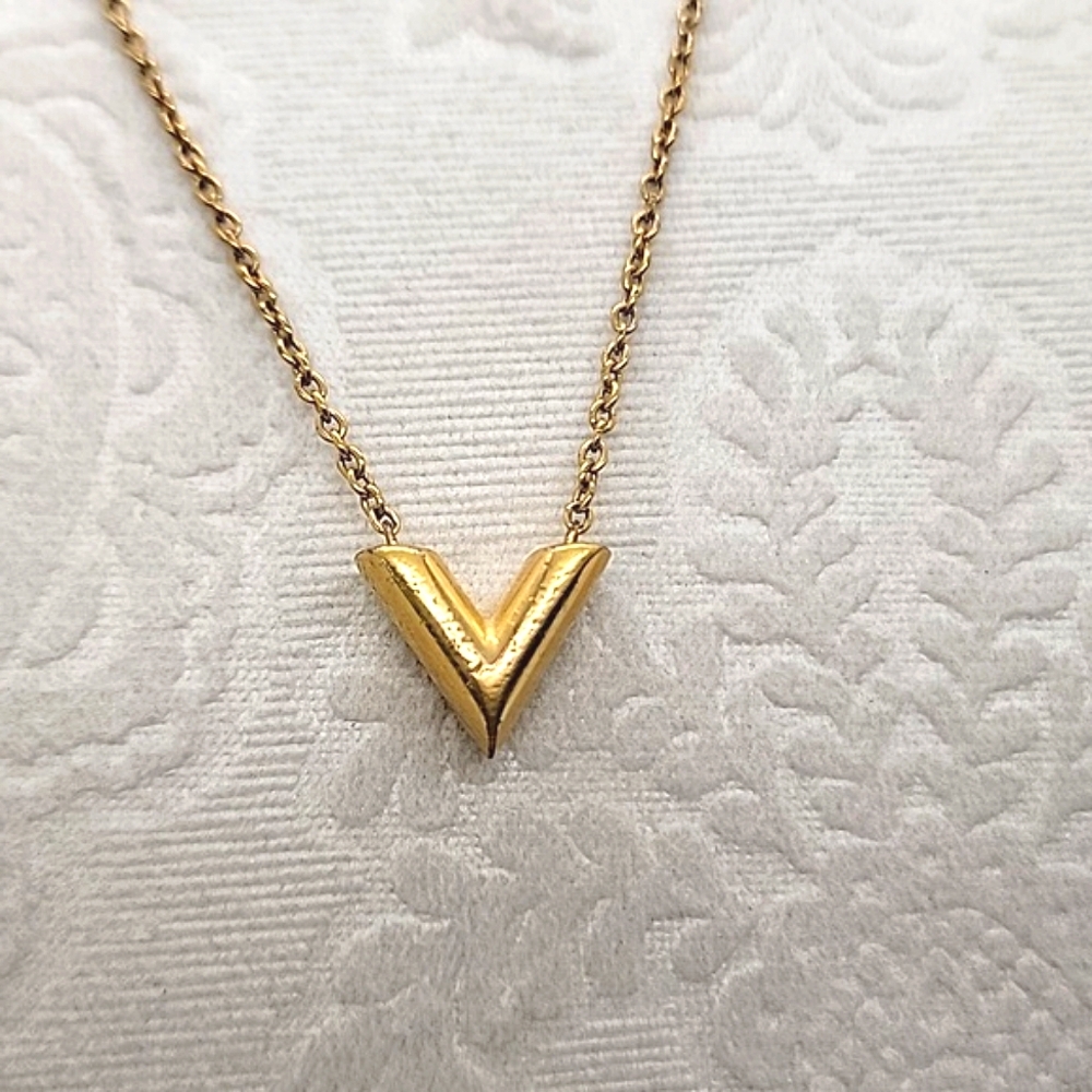 LOUIS VUITTON ESSENTIAL V NECKLACE - Picture 2 of 5
